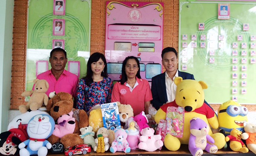 ผู้ประกาศข่าวไทยพีบีเอสเป็นตัวแทนมอบตุ๊กตาและของเล่นให้กับเด็กจาก 3 มูลนิธิ