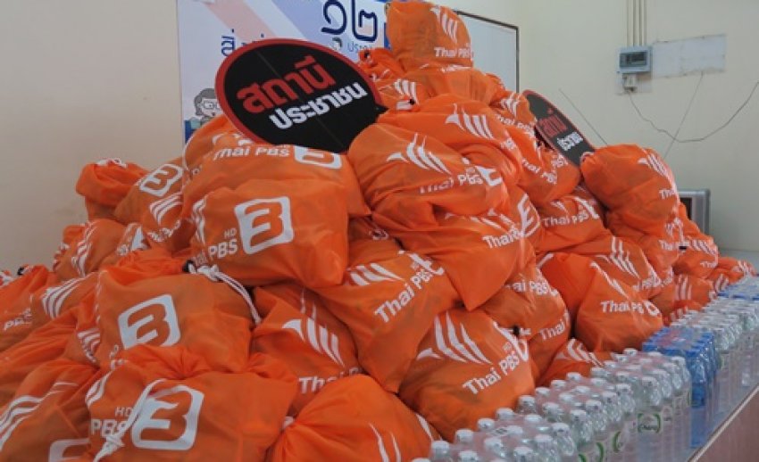 ประมวลภาพไทยพีบีเอสและเครือข่าย ส่งมอบถุงยังชีพและน้ำดื่ม ช่วยผู้ประสบภัยน้ำท่วมภาคใต้ อ.พุนพิน จ.สุราษฏร์ธานี