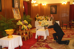 รศ.ดร.ณรงค์ เพ็ชรประเสริฐ ประธานกรรมการนโยบาย จากสถานีโทรทัศน์ไทยพีบีเอส ทูลเกล้าทูลกระหม่อมถวายแจกันดอกไม้แด่พระบาทสมเด็จพระเจ้าอยู่หัว  