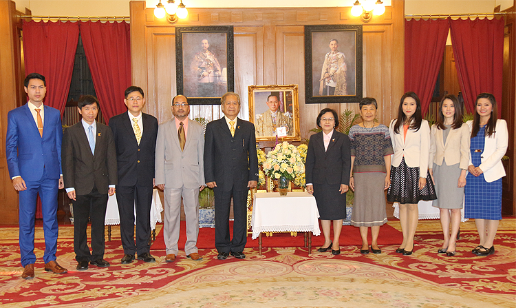 คณะผู้บริหารสถานีโทรทัศน์ไทยพีบีเอสถวายพระพรแด่พระบาทสมเด็จพระเจ้าอยู่หัว<