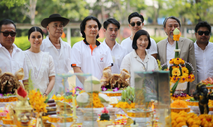 จากปลายปากกาสู่หน้าจอ ไทยพีบีเอสขนทัพนักแสดงบวงสรวงละครพีเรียดฟอร์มยักษ์  “มอม” <