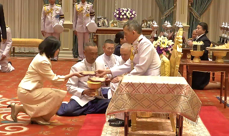 สมเด็จพระเจ้าอยู่หัว พระราชทานพระราชวโรกาสให้ตัวแทนไทยพีบีเอส เข้าเฝ้าฯ เพื่อรับโล่พระราชทาน<