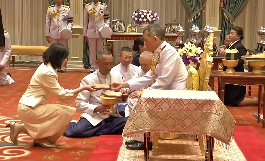 สมเด็จพระเจ้าอยู่หัว พระราชทานพระราชวโรกาสให้ตัวแทนไทยพีบีเอส เข้าเฝ้าฯ เพื่อรับโล่พระราชทาน