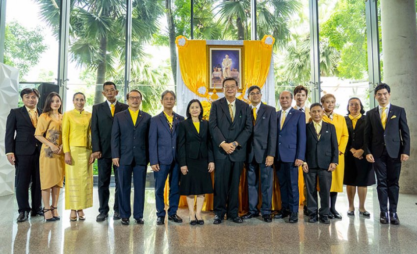 พระบาทสมเด็จพระเจ้าอยู่หัว ทรงพระกรุณาโปรดเกล้าโปรดกระหม่อม ให้เชิญสิ่งของพระราชทานมอบให้สถานีโทรทัศน์ไทยพีบีเอส จากการผลิตละครปลายจวัก