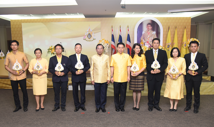 ไทยพีบีเอส เข้ารับมอบตราสัญลักษณ์พระราชพิธีบรมราชาภิเษก พุทธศักราช 2562<