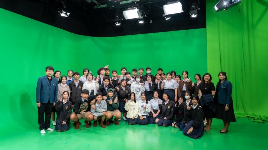 คณะครูและนักเรียนโรงเรียนศรัทธาสมุทร เสริมประสบการณ์การทำงานสื่อสารมวลชนที่ไทยพีบีเอส